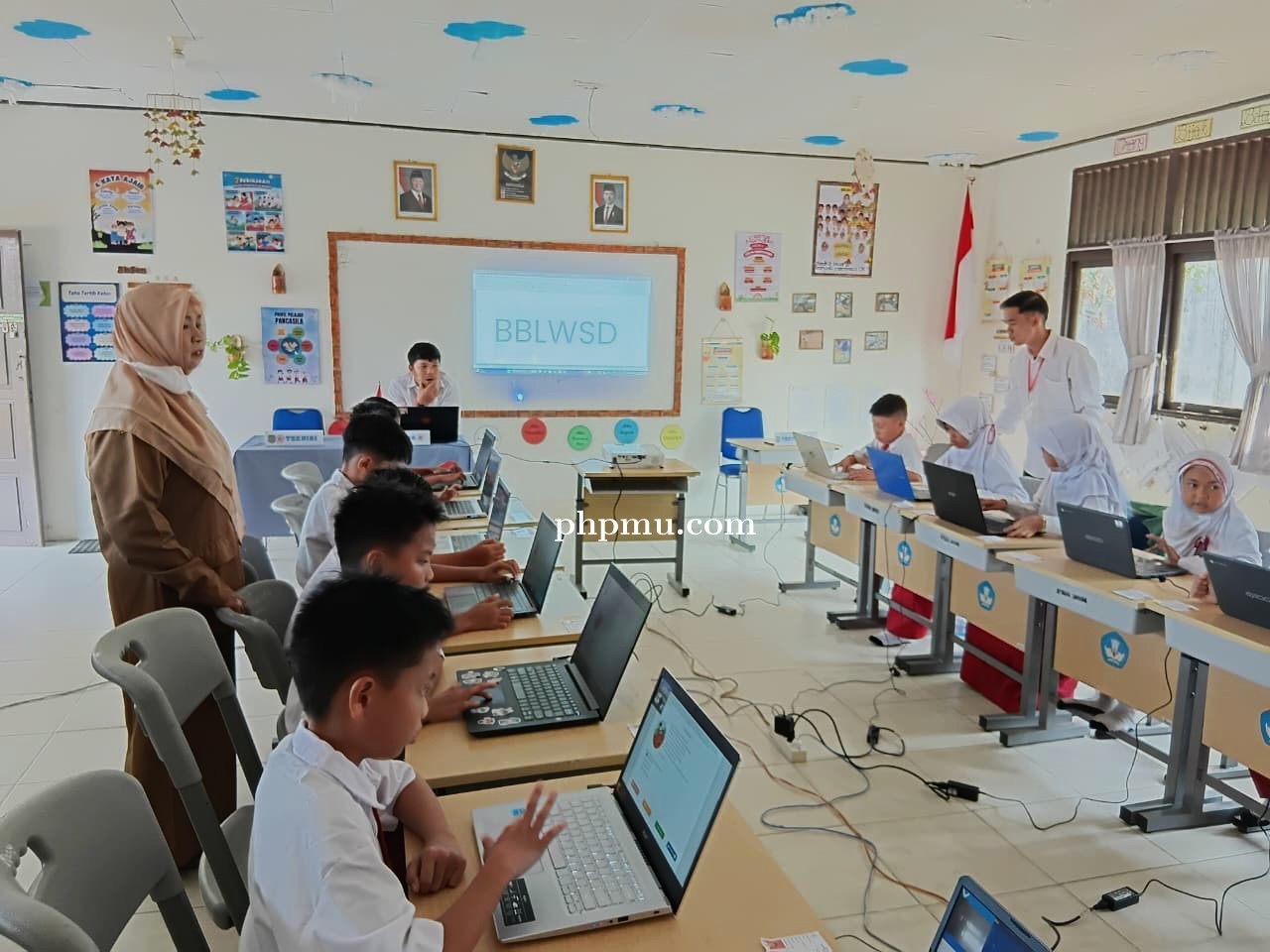 Kepala SDN 14 Singkawang, Ibu Aisyah Lesnussa, S.Pd.SD, turut hadir langsung untuk memantau 