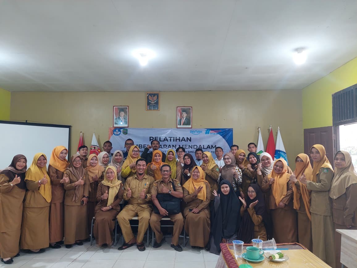 Foto Bersama Pengawas dan Kepala Sekolah